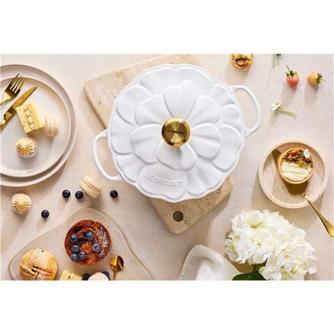 Le Creuset Signature Petal Cast Iron Shallow Casserole Shiny White 26cm - Peter's of Kensington