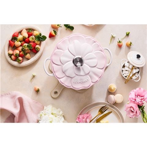 Le Creuset - Signature Petal Cast Iron Shallow Casserole Shell Pink 26cm
