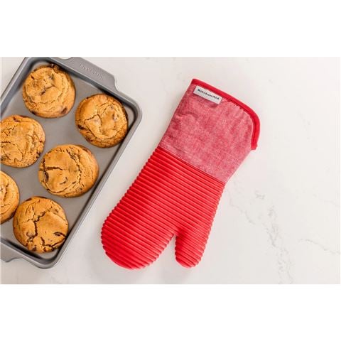 KitchenAid Classic Ribbed Soft Silicone Oven Glove Empire Red - Peter's of Kensington